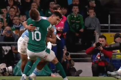 El choque de cabezas entre Matías Moroni y el irlandés Jack Crowley que derivó en la anulación del try argentino a los dos minutos y la amonestación al centro surgido de CUBA.