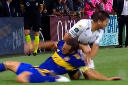 El choque de Carlos Izquierdoz con Gabriel Graciani; al defensor de Boca le quedó un intenso dolor en el tórax.