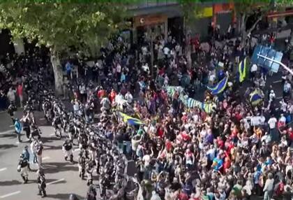 El choque de la policía con militantes, ayer, en el Congreso