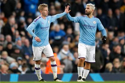 El choque de manos del Kun Agüero con Zinchenko