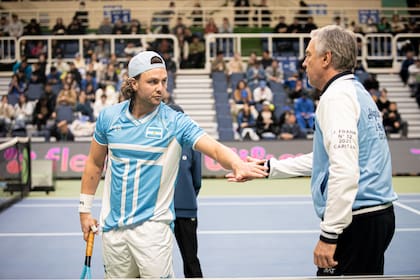El choque de manos entre Marco Trungelliti y Javier Frana, en Busan
