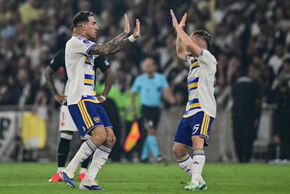 El choque de palmas entre Lautaro Di Lollo y Santiago Ascacibar, tras el primer tanto de Boca