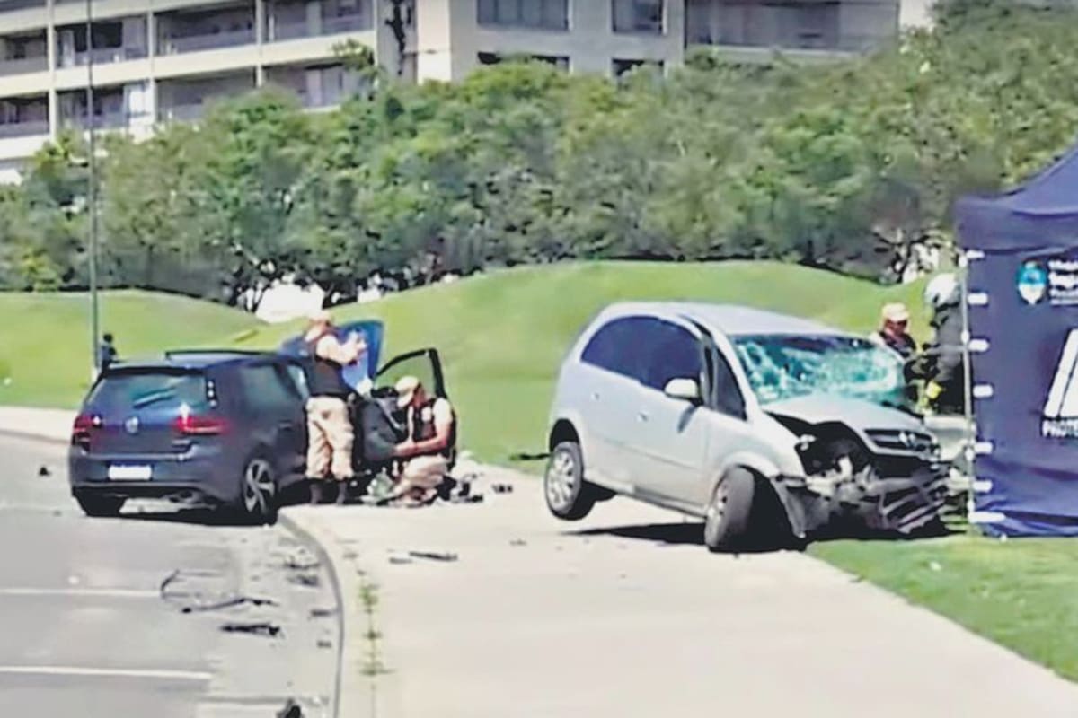 El choque en el que murió el comerciante Alberto Hambra en Puerto Madero, el 22 de diciembre de 2018. A la derecha, su Chevrolet Meriva destrozada; a la izquierda, el Golf GTI que conducía el autor de la tragedia, Facundo Denegri.