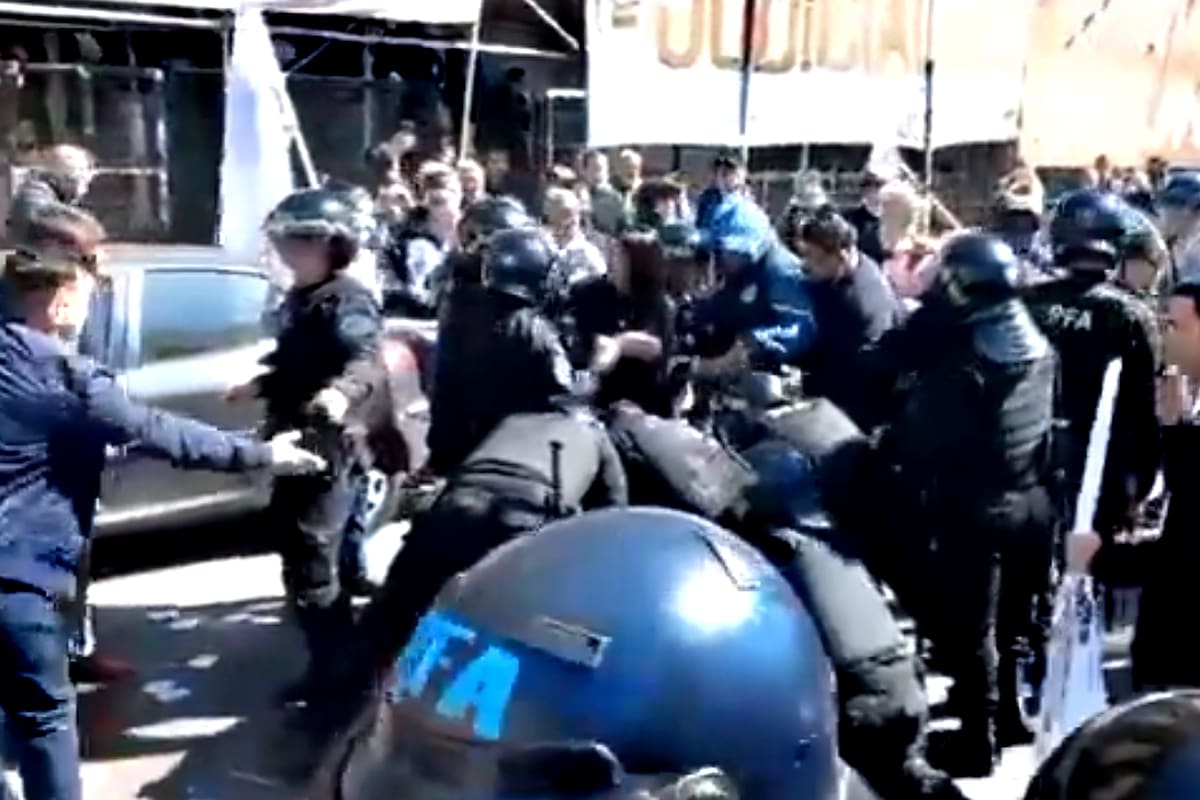 El choque entre la policía y los manifestantes del gremio de judiciales