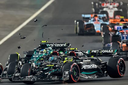 El choque entre los Mercedes de George Russell y Lewis Hamilton en el comienzo del GP de Lusail; el séptuple campeón mundial debió abandonar