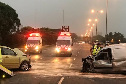 El choque frontal entre dos vehículos dejó cinco heridos y la autopista cortada a la altura de avenida Eva Perón