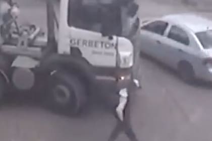 El choque fue captado por una cámara municipal