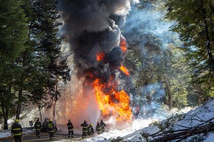 El choque generó un incendio en el camino de los Siete Lagos