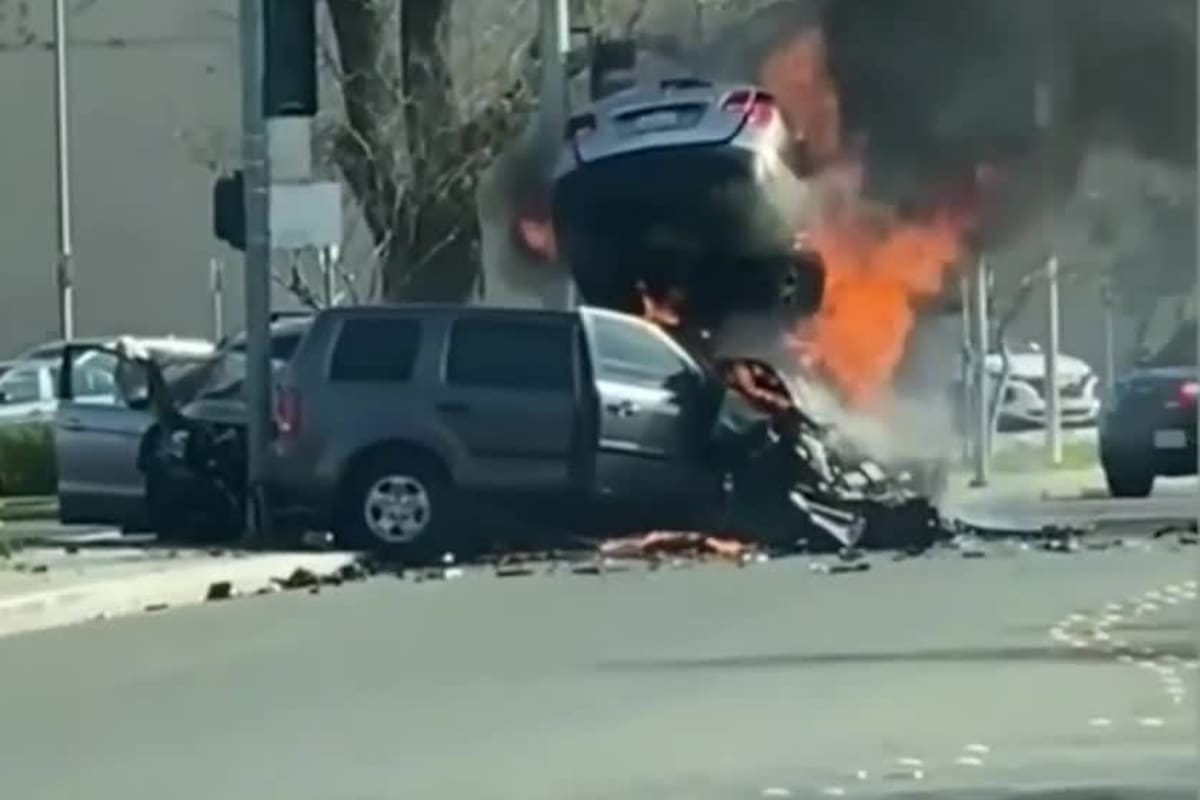 El choque provocó el incendio de dos de los autos involucrados