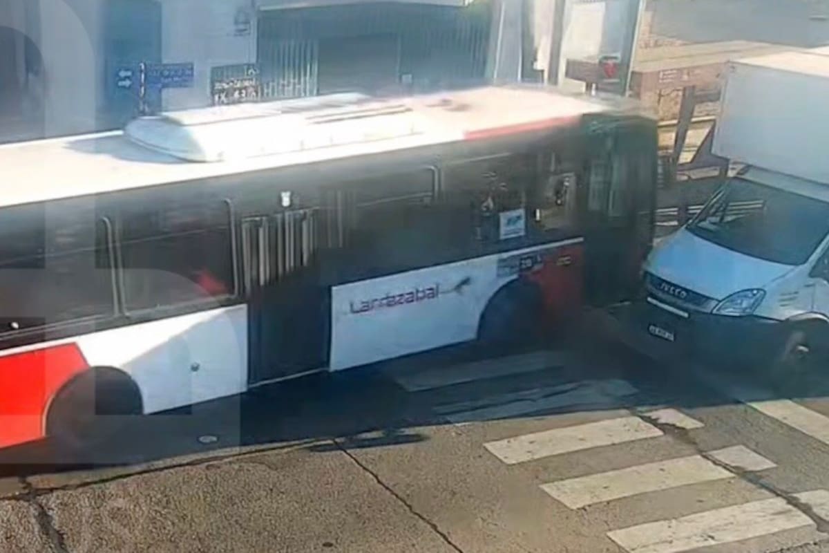 El choque quedó grabado por las cámaras de seguridad municipales