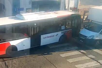 El choque quedó grabado por las cámaras de seguridad municipales
