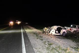 Chocaron un auto y una camioneta en la ruta 22: murieron una mujer y un hombre