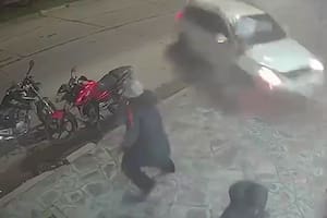 Lo chocaron, perdió el control de su camioneta y terminó sobre la vereda de un almacén: un muerto y cinco heridos