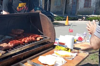 El choripán del ingreso al estadio; otro clásico que se extrañaba