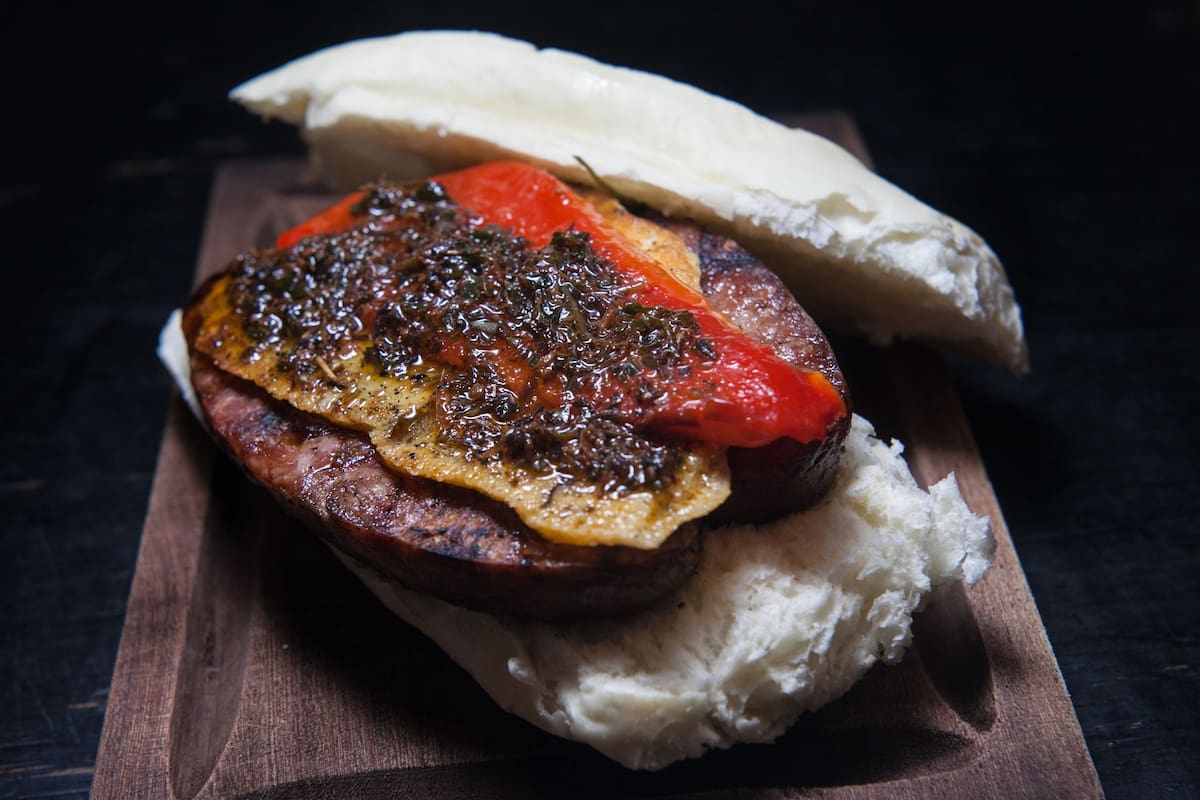 El choripán, un clásico argentino, no podía faltar en el sitio destinado a la gastronomía local