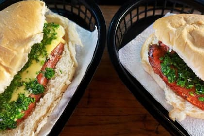 El choripán, un sándwich de chorizo argentino con chimichurri, se vende a menudo en los estadios