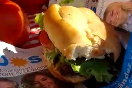 El choripán vegano costaba 100 pesos e iba envuelto en una boleta del Frente de Todos