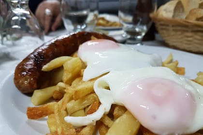 El chorizo casero, con las papas fritas a caballo. Un clásico de Ama Gozua
