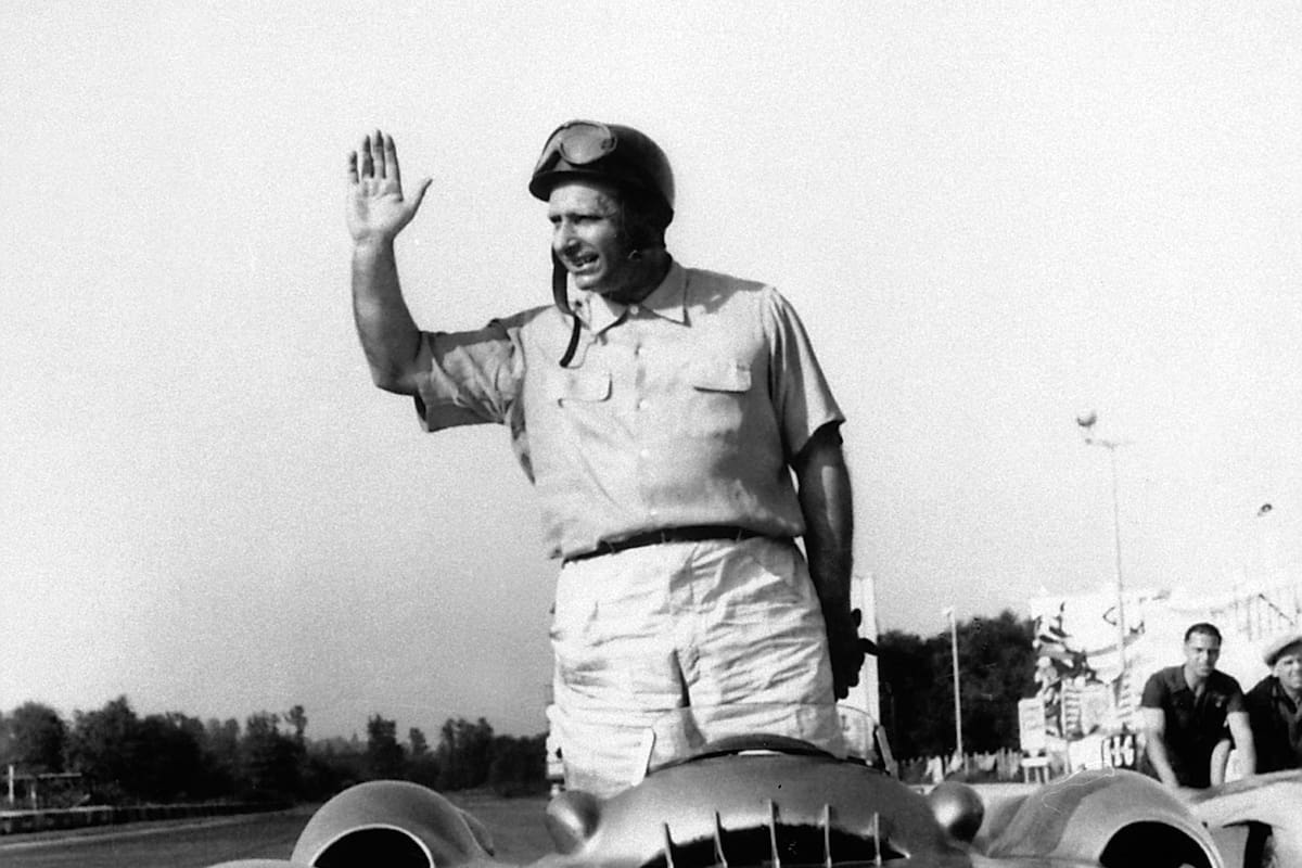 El “Chueco” de Balcarce saluda tras ganar con su Mercedes-Benz W196 el Gran Premio de Italia, en Monza, en 1954
