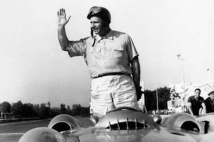 El “Chueco” de Balcarce saluda tras ganar con su Mercedes-Benz W196 el Gran Premio de Italia, en Monza, en 1954