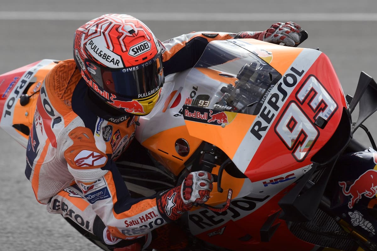 El ciclista español Marc Márquez de Honda compite para tomar la pole position durante la sesión de calificación para el Gran Premio MotoGP Argentina del domingo en el circuito de Termas de Río Hondo en Santiago del Estero