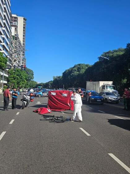 El ciclista fue embestido por un auto Mini Cooper blanco
