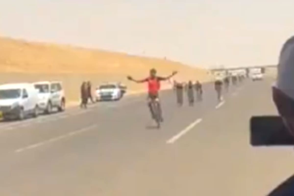 El ciclista Ihab Abdel Khader protagonizó un insólito final en la prueba junior del Campeonato Iraquí de Ciclismo, que se disputó el pasado sábado en la ciudad de Erbil, capital de la Región Autónoma Kurda