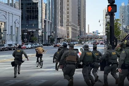 El ciclista se acercó a los agentes, les gritó que no era ciudadano estadounidense y logró evitar que lo atrapen