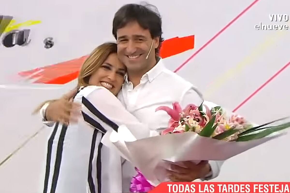 El ciclo que la conductora tiene en canal 9 cumplió un año y su pareja se presentó para darle un ramo de flores