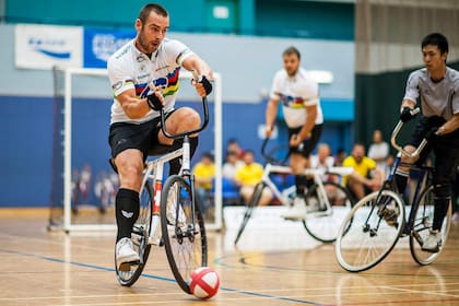 El ciclobol, inventado en Alemania en el siglo XIX, es popular en el centro de Europa y en Japón.