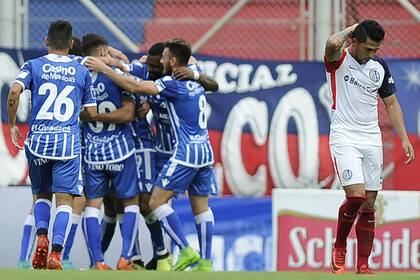 El Ciclón fue goleado como local y dejó escapar otra chance