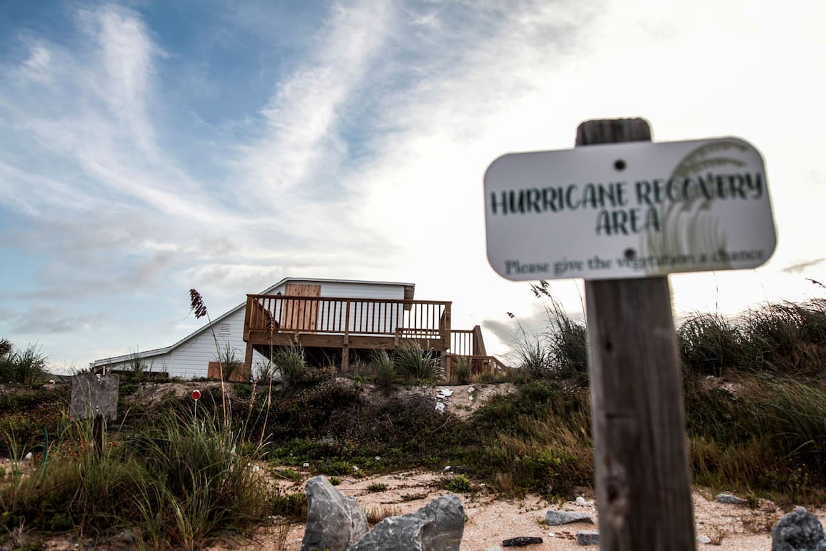 El ciclón se acerca a la costa de Estados Unidos con vientos que podrían alcanzar los 400 kilómetros por hora