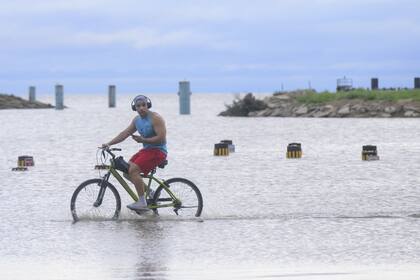 El ciclón tropical Francine genera severas inundaciones en el sur de EE.UU. (AP Photo/Matthew Hinton)