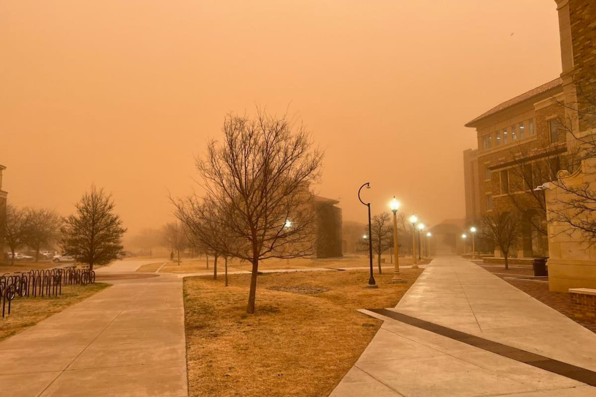 El cielo de Dallas se tiñó de naranja el martes 5 de marzo debido a una tormenta de polvo que redujo la visibilidad a solo tres kilómetros