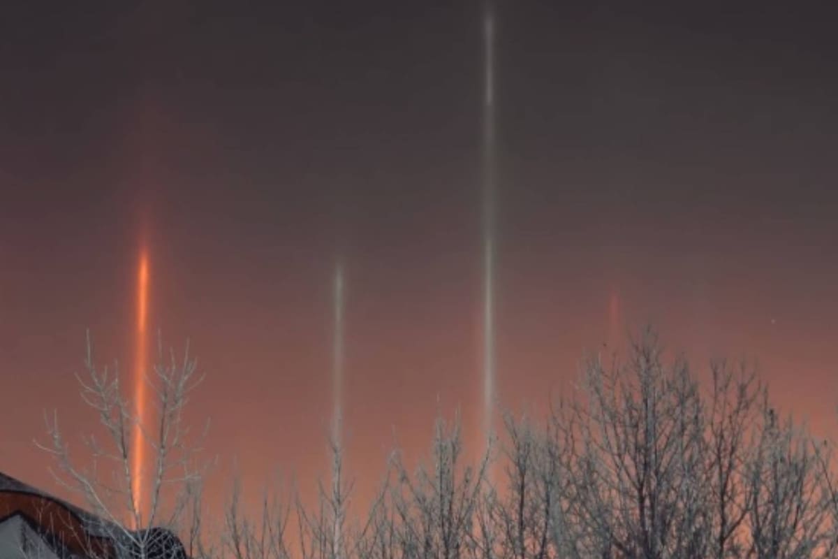 El cielo de la ciudad rusa de Tiumé se iluminó con diversos pilares de colores.