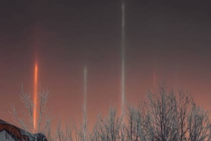 El cielo de la ciudad rusa de Tiumé se iluminó con diversos pilares de colores.
