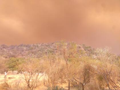 El cielo teñido de rojo y humo por los incendios que acecharon Capilla del Monte.