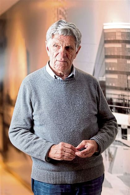 El científico argentino Alberto Grünbaum bromea sobre cómo se puede utilizar la matemática en la vida cotidiana para no depender del sentido común