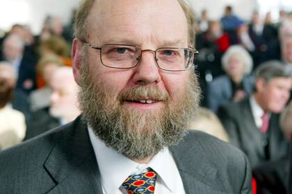 El científico escocés Ian Wilmut en la Iglesia Pauls en Fráncfort, Alemania, el lunes 14 de marzo de 2005. El pionero de la clonación cuya investigación fue fundamental para la creación de la oveja Dolly, ha muerto, informó el Instituto Roslin, el 11 de septiembre de 2023. Tenía 79 años. (Foto AP/Michael Probst, Archivo)