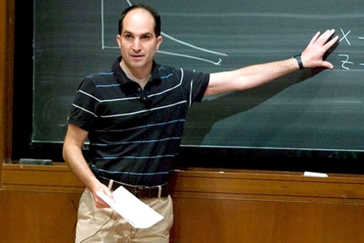 El científico Juan Martín Maldacena, hoy investigador en el Instituto de Estudios Avanzados de Princeton, sigue hoy conectado con sus compañeros del Liceo Militar General San Martín, de Villa Ballester