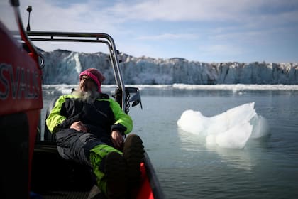 El científico Kim Holmen descansa frente al glaciar Wahlenberg, en el archipiélago de Svaldard, donde también se encuentra Longyearbyen
