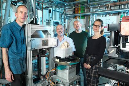 El científico principal de Diamond Beamline, Thomas Connolley, da la bienvenida al equipo de investigación a la línea de luz I12. De izquierda a derecha: Thomas Connolley, Ron Clarke, Dominic Stratford y Amélie Beaudet