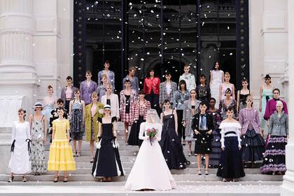 El cierre de Chanel. Virginie Viard eligió las escalinatas del Palais Galliera para presentar la propuesta couture que ideó para la casa que lidera desde la muerte de Lagerfeld. La diseñadora confió en el trabajo de las mejores casas de bordados de París y de los artesanos de Lemarié (son especialistas en plumas y flores) para crear una colección de espíritu impresionista y clásica, inspirada en los hits de la maison.