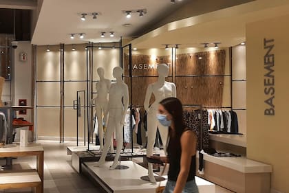 En el área Indumentaria en Córdoba quedan grandes espacios vacíos.