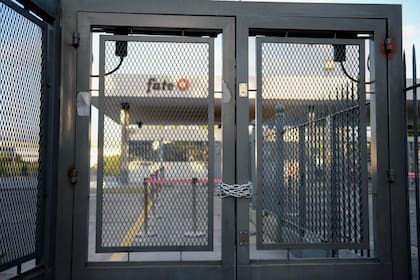 El cierre de la fábrica de neumáticos Fate reavivó el debate sobre la reconversión productiva y los sectores que no pueden competir con las importaciones