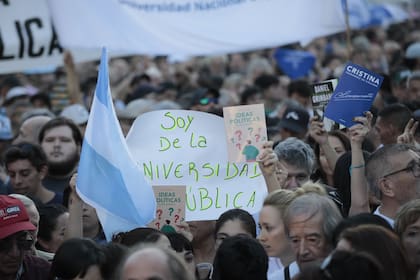 El cierre de la marcha universitaria en la Plaza de Mayo