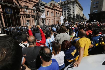El cierre del acceso a la Casa Rosada derivó en incidentes dentro y fuera del lugar