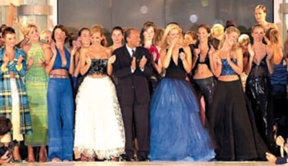 El cierre del desfile, con Giordano, Daniela Cardone, Valeria Mazza y Nicole Neuman