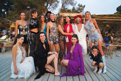 El cierre del fashion show con las modelos y el productor Nicolás Pesce Freijo.