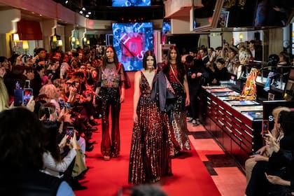 El cierre estuvo a cargo del reconocido diseñador Javier Saiach, quien hace muy poco desembarcó en el shopping con un concept store